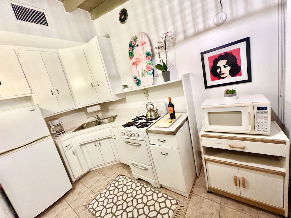 Patio King Bungalow Kitchen photo 1