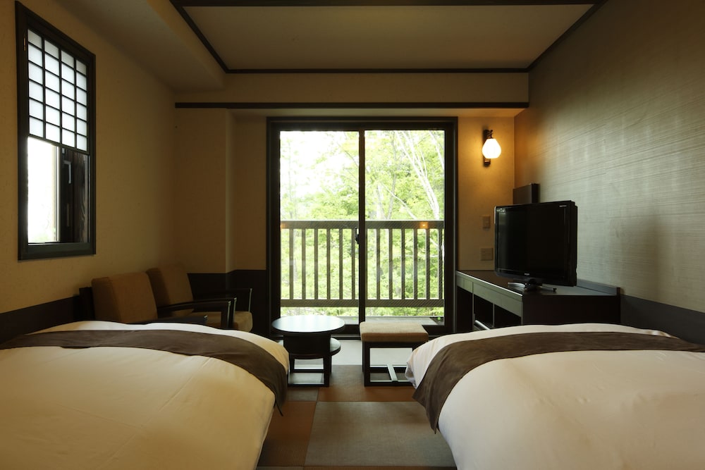 Japanese Style Twin Room (2 Beds or 2 Bed or 2 mattresses) - Photo 5