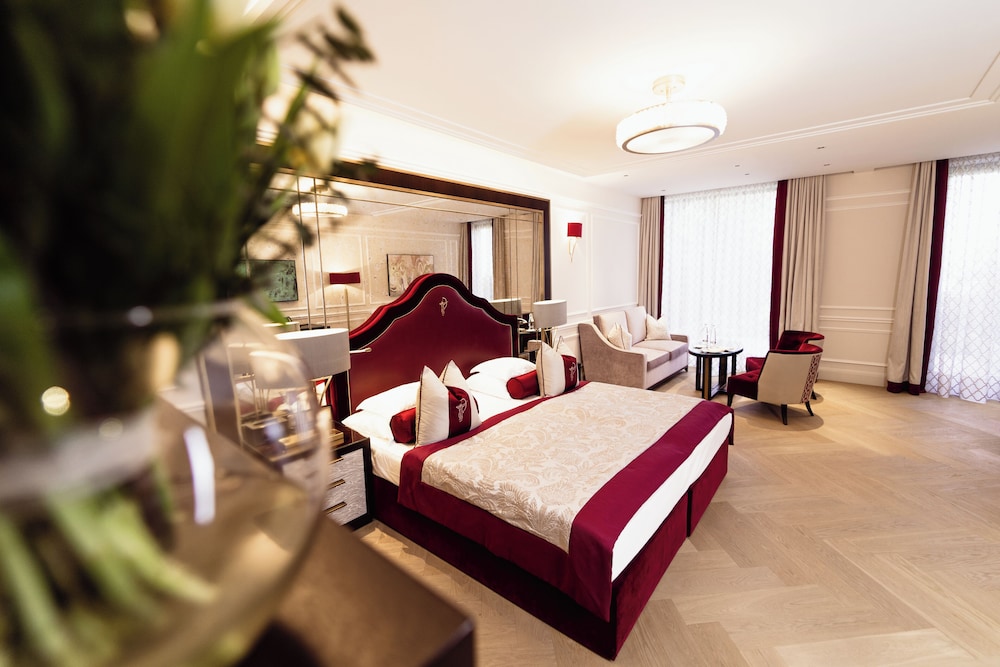 Premium Suite, 1 King Bed, Patio, Park View photo 2