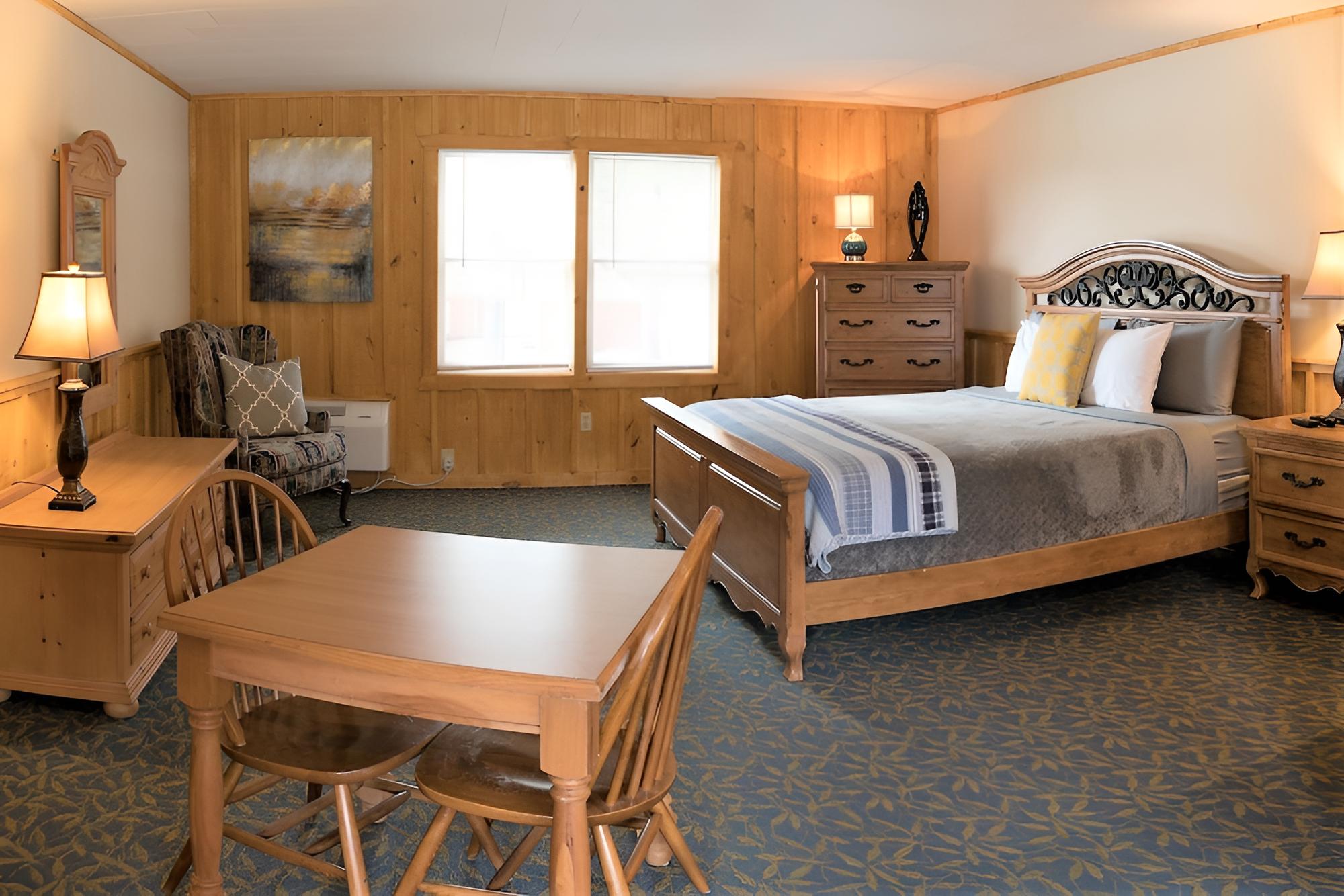 Deluxe Room, 1 King Bed, Non Smoking photo 3