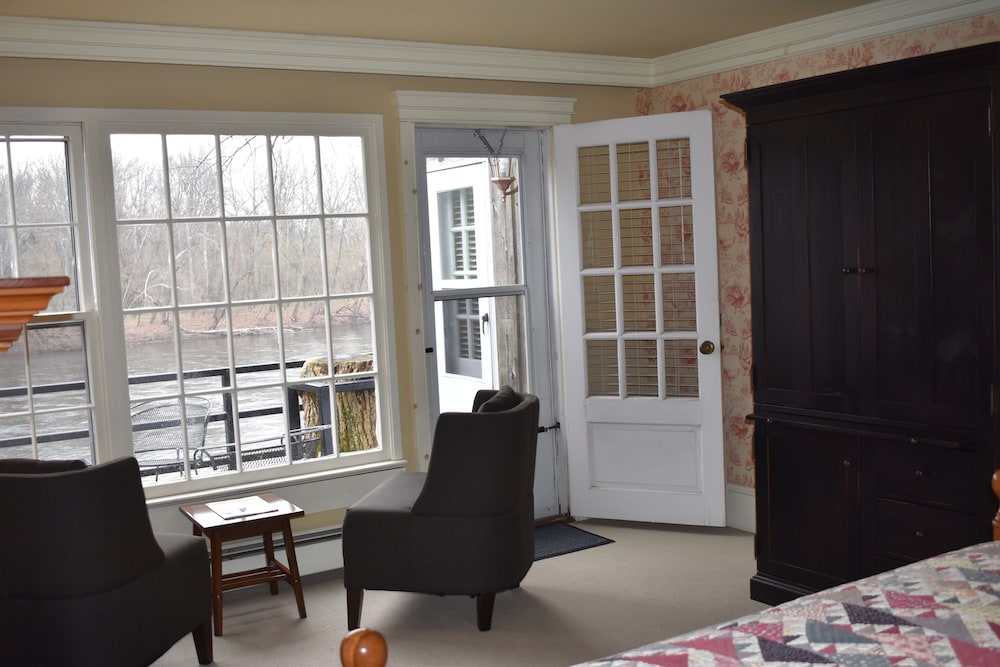 Premium Room, 1 King Bed, River View (No Pets Allowed) photo 2