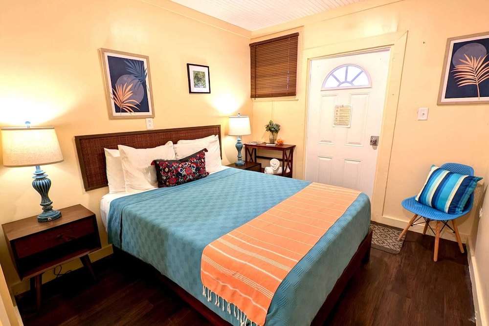 Economy Room, 1 Queen Bed photo 1