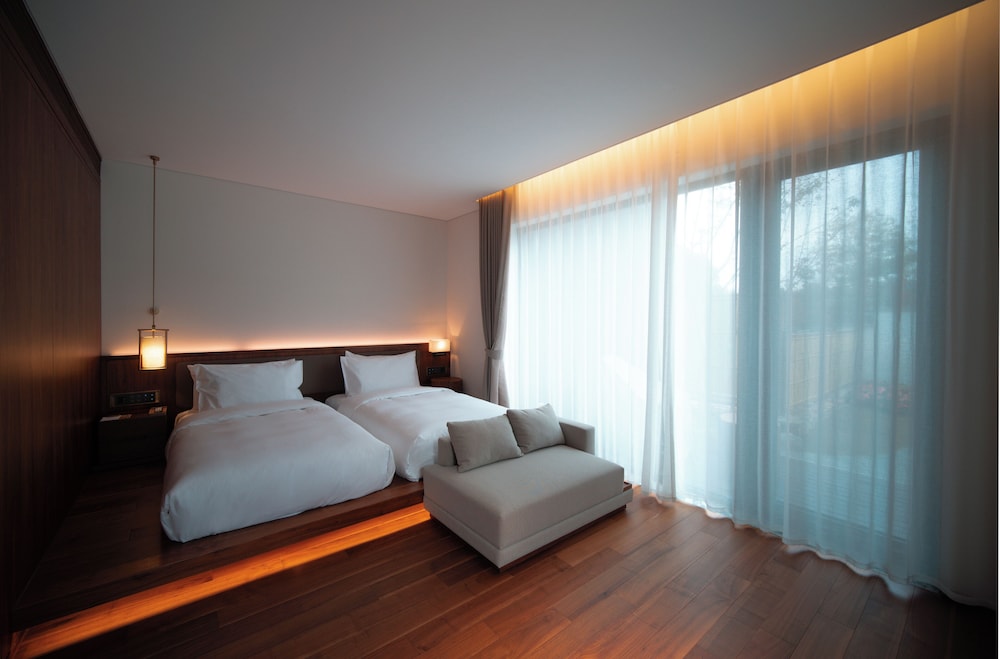 Suite, Hill View