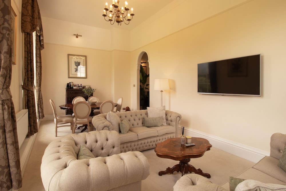 Suite - Photo 3