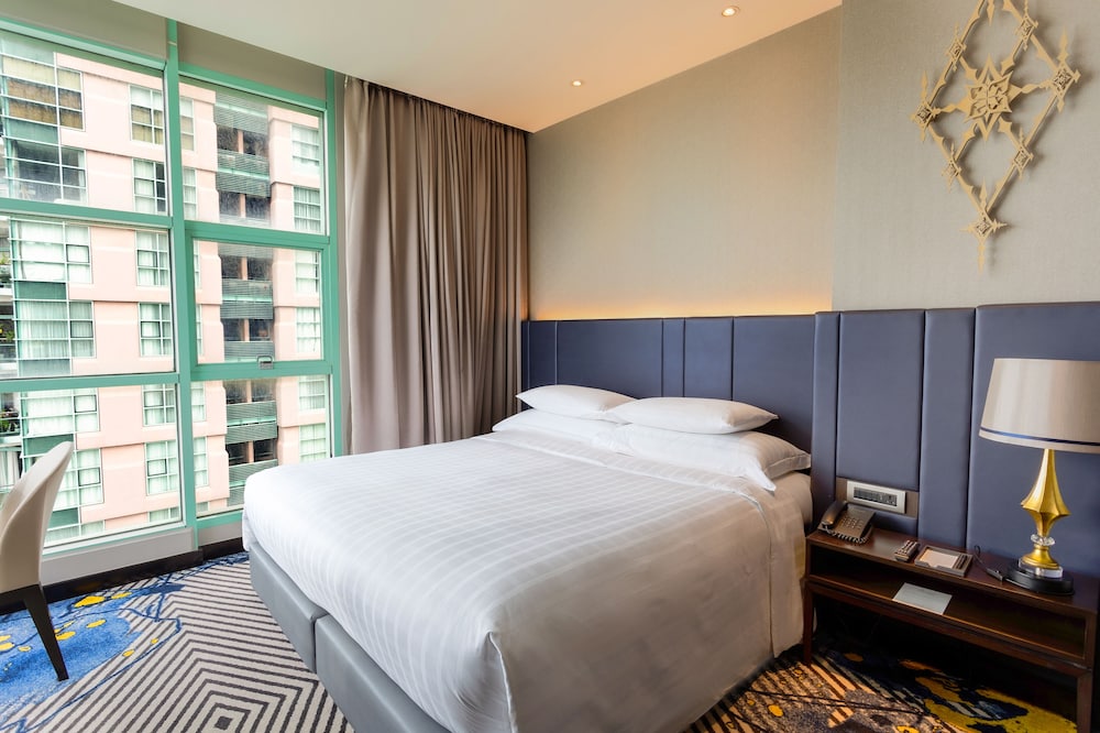 One Bedroom Club Suite King City View