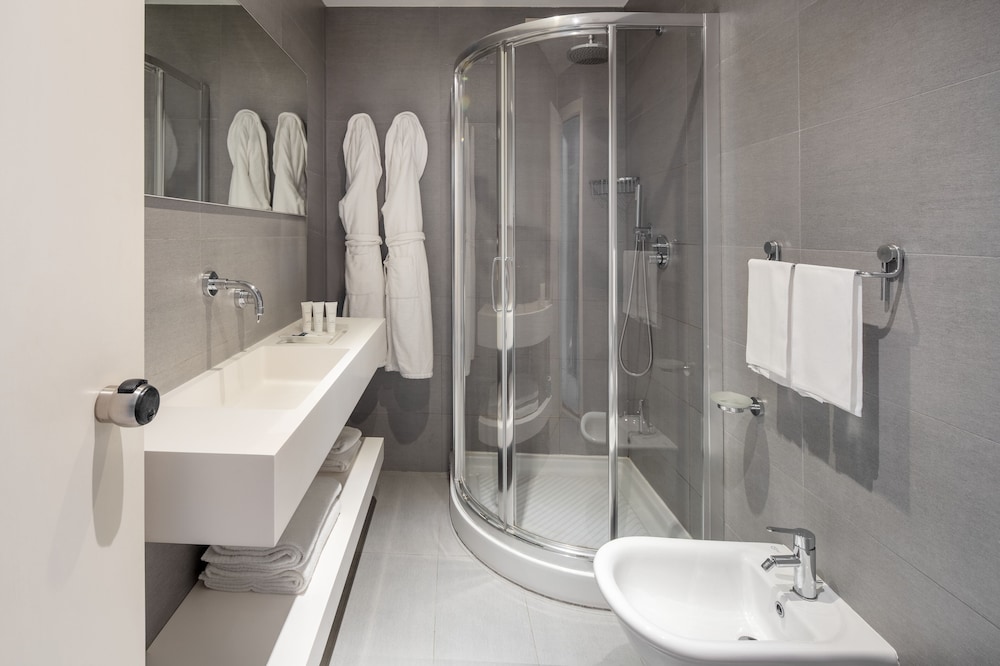 Superior Double Room (with 1 Rollaway Bed) photo 3
