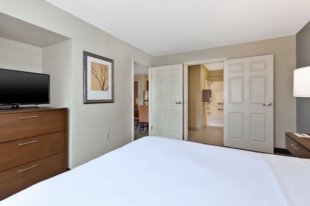 Suite, 1 Queen Bed with Sofa bed, Kitchen (Hearing, Mobility, Bathtub) photo 3