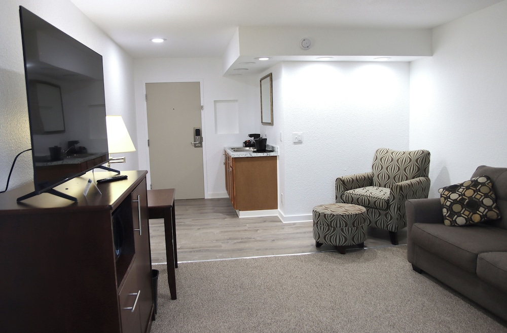 Luxury Suite, 1 King Bed with Sofa bed, Kitchenette photo 2
