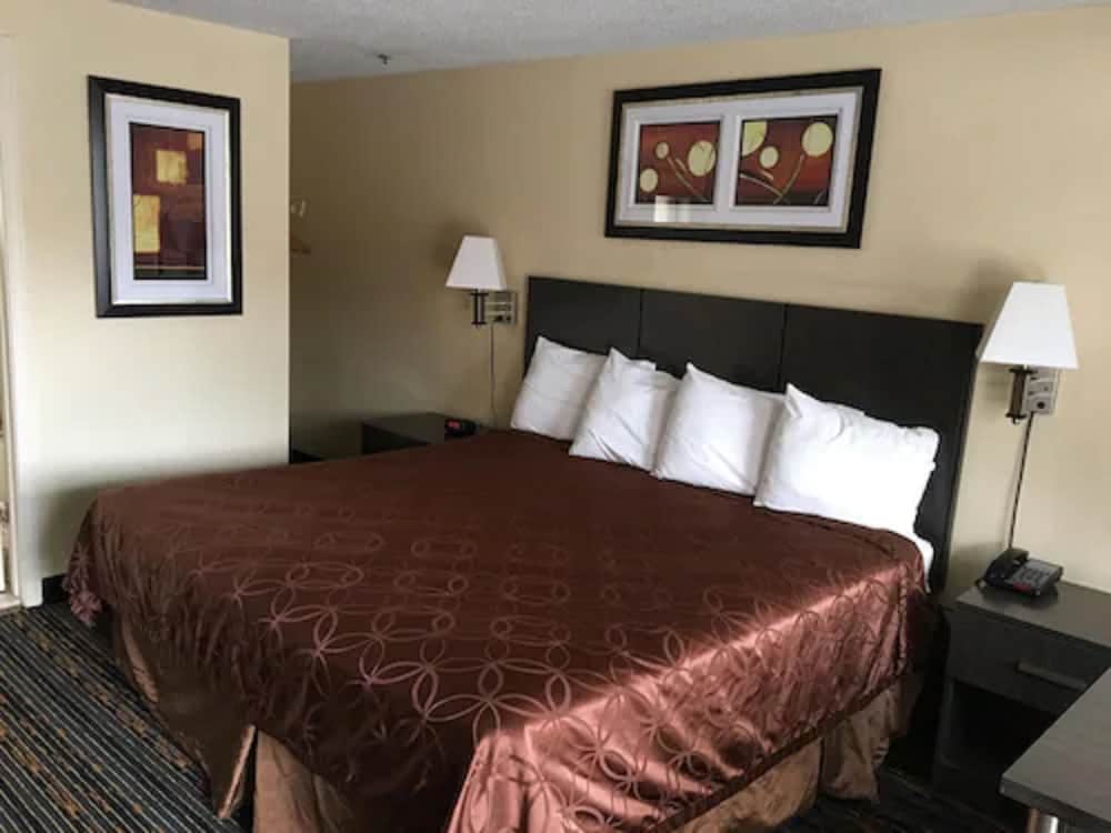 Standard Room, 1 King Bed, Non Smoking photo 2