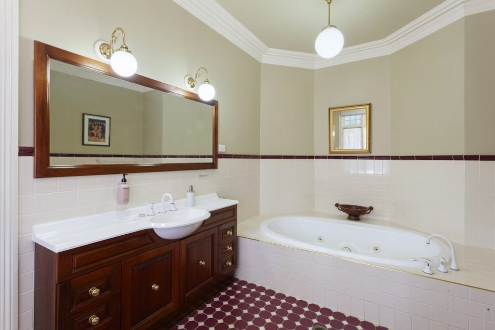Double Room, 1 King Bed, Private Bathroom, Garden View photo 3