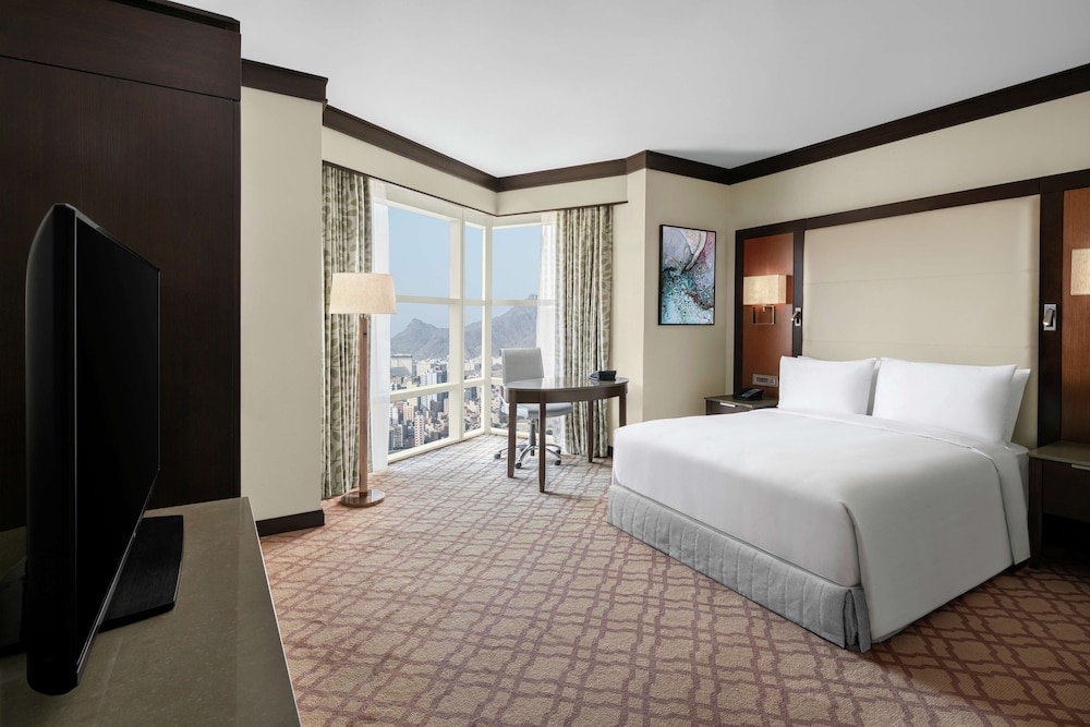 Room, 1 King Bed thumbnail 5