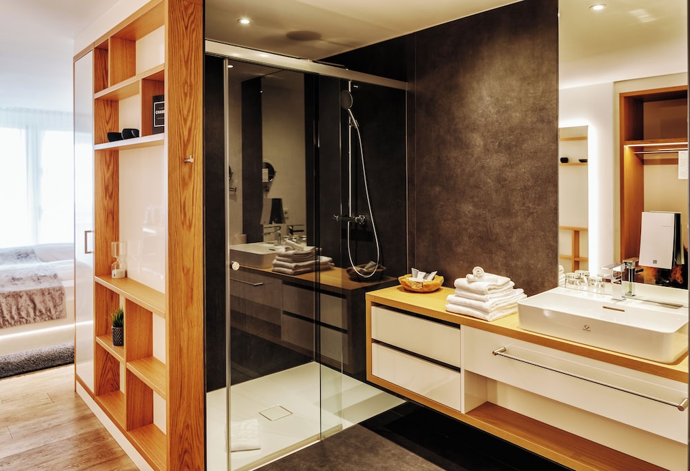 Superior Double Room, Partial Lake View photo 3