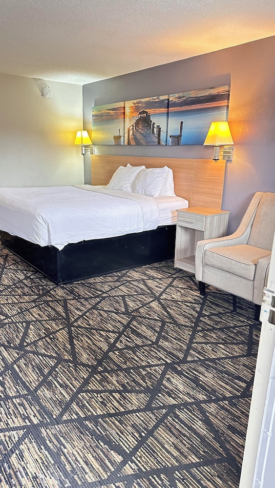 Basic Room, 1 King Bed photo 1