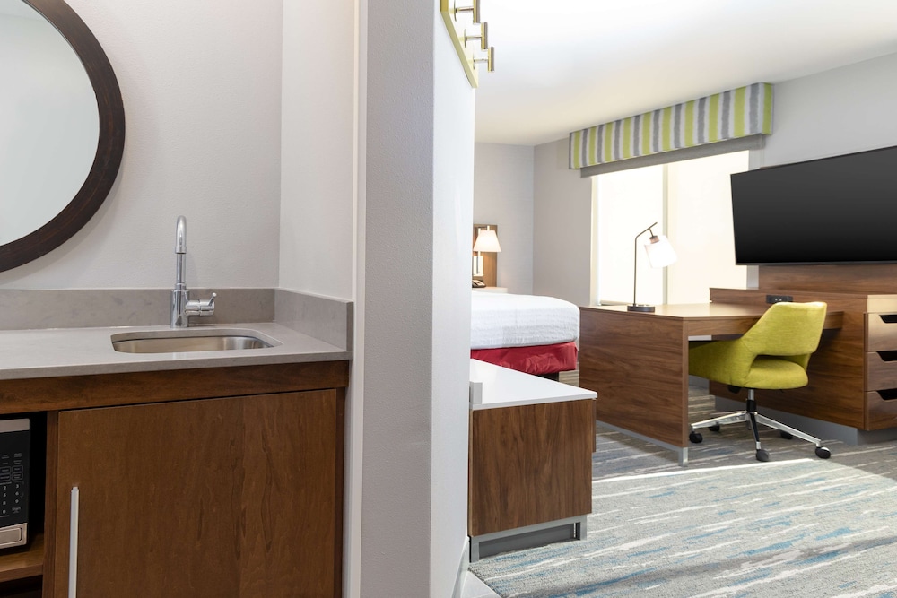 Studio, 1 King Bed, Accessible (Roll-In Shower) - Photo 7