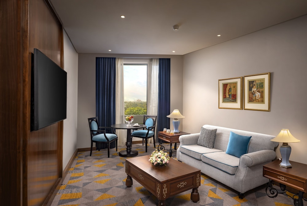 Suite, 1 King Bed, City View (Executive Suite) photo 1