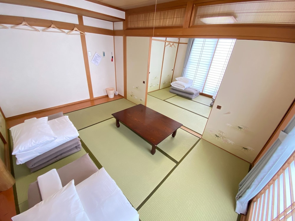 Deluxe Room thumbnail 5