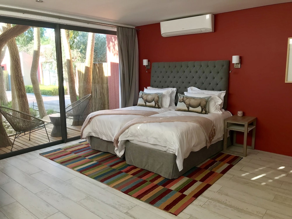 Luxury Room, 1 King Bed, Mountain View photo 3