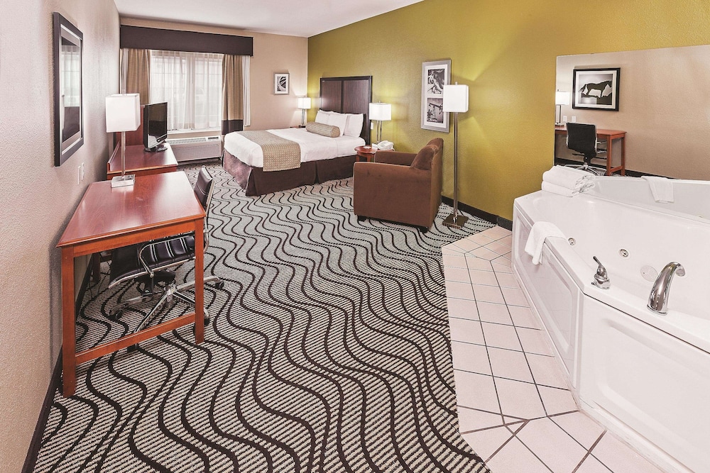 Suite, 1 King Bed, Non Smoking photo 2