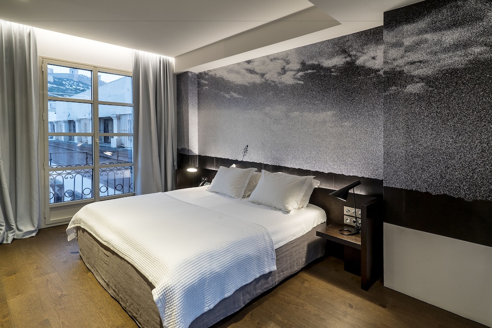 Suite, Bathtub with Square view - Photo 1