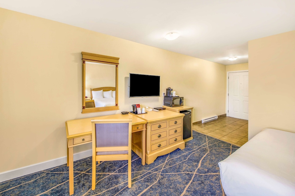 Standard Room, 2 Queen Beds, Non Smoking, Lake View photo 2
