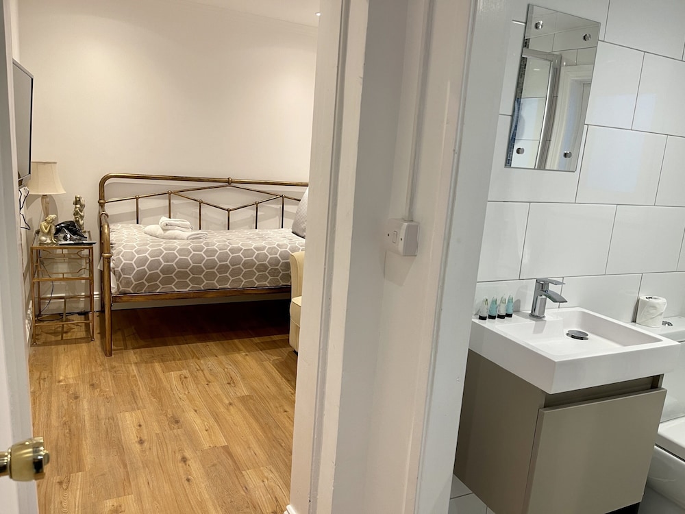 Studio, Ensuite photo 1