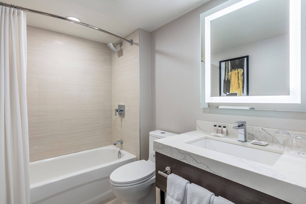 Suite, Multiple Beds thumbnail 5
