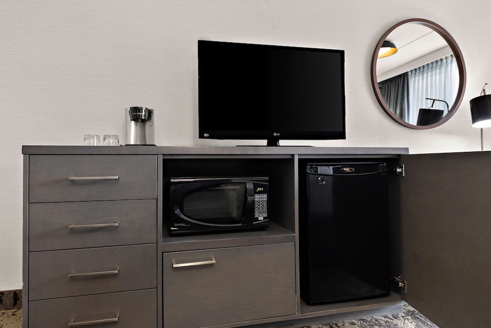 Standard Room, 1 Queen Bed, Non Smoking, Refrigerator & Microwave (Walk-in Shower) - Photo 3