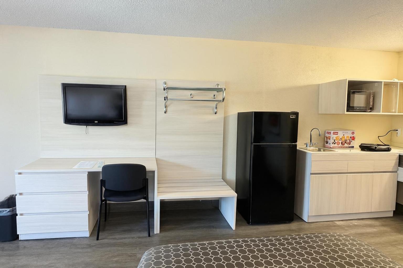 Efficiency King Suite with Table and Chairs - Non Smoking - Photo 2