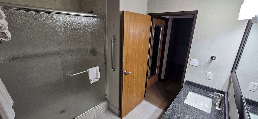 Standard Room, 2 Queen Beds, Non Smoking, Refrigerator & Microwave photo 3