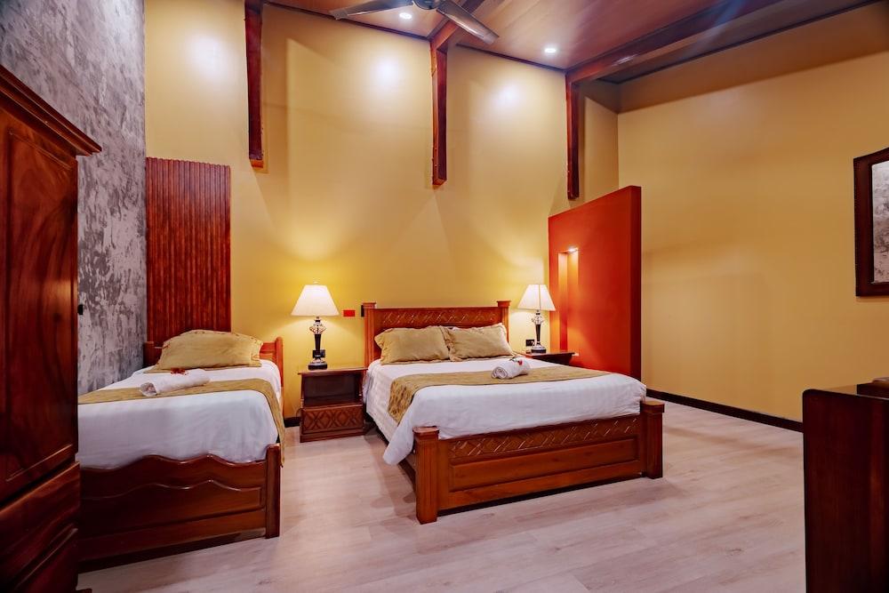 Standard Room (1 Queen and 1 Single Beds) photo 1