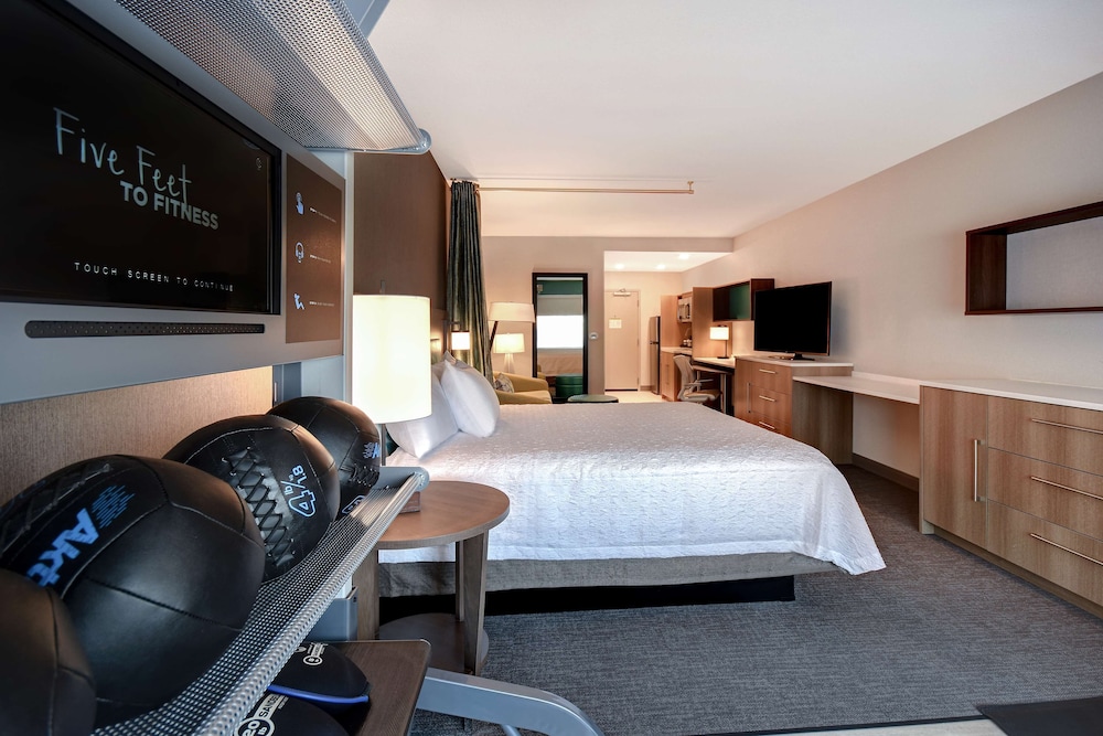 Suite, 1 Queen Bed, Accessible, Bathtub - Photo 4