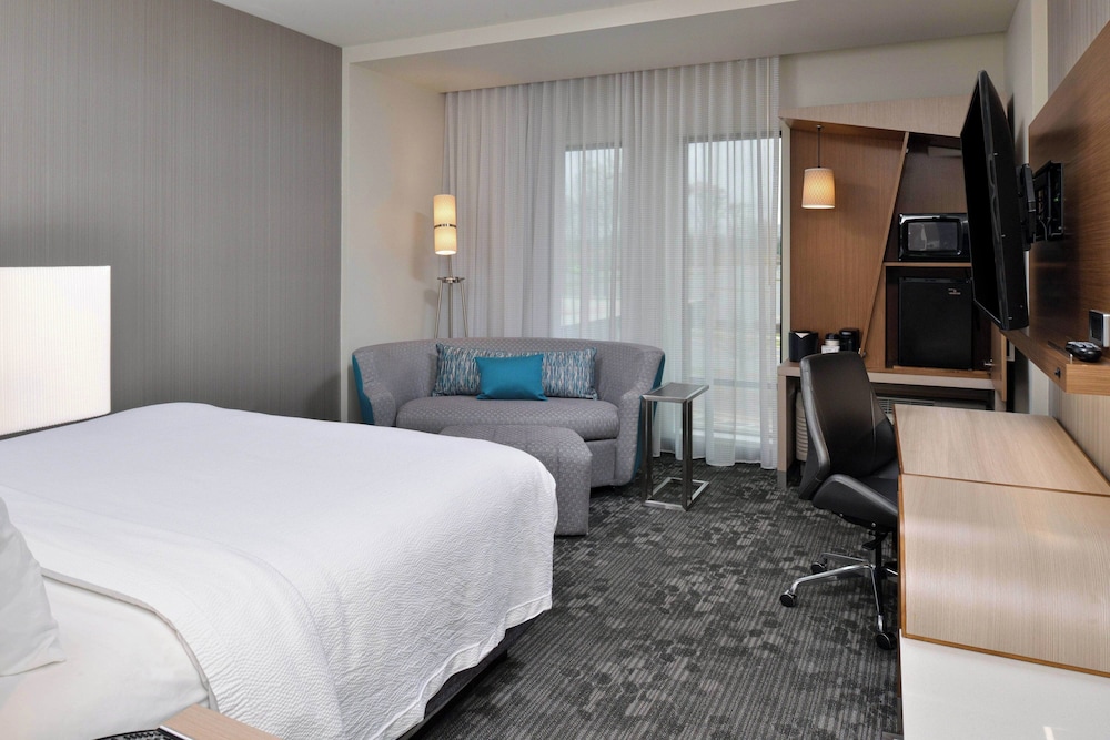 Room, 1 King Bed with Sofa bed (Mobility Accessible, Tub) - Photo 3
