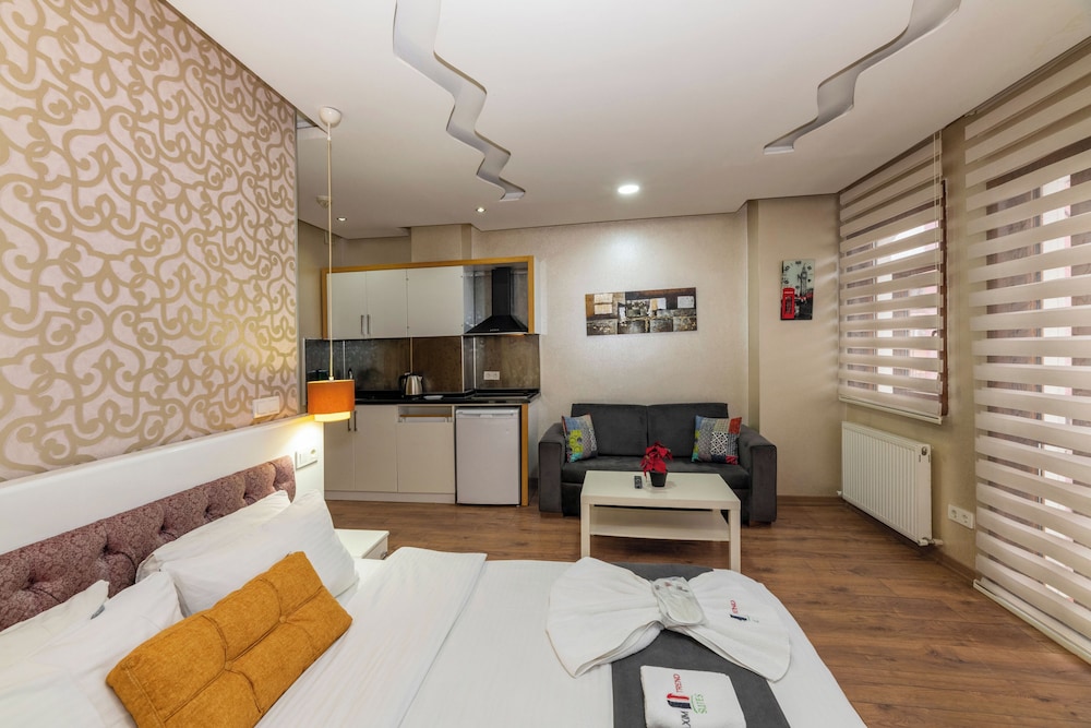 F) King Suite photo 2