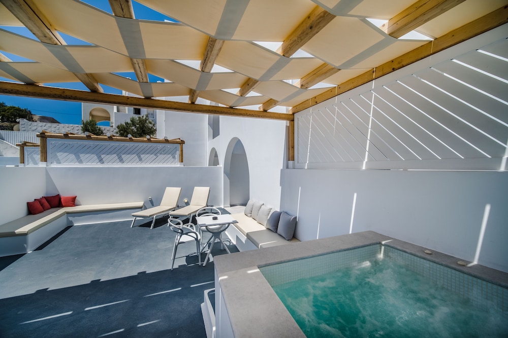 Elegant Suite with Hot Tub - Photo 10