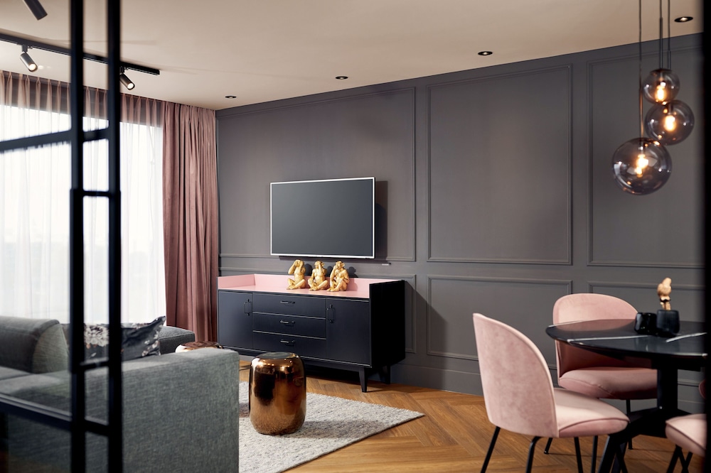 Luxury Suite - Photo 2