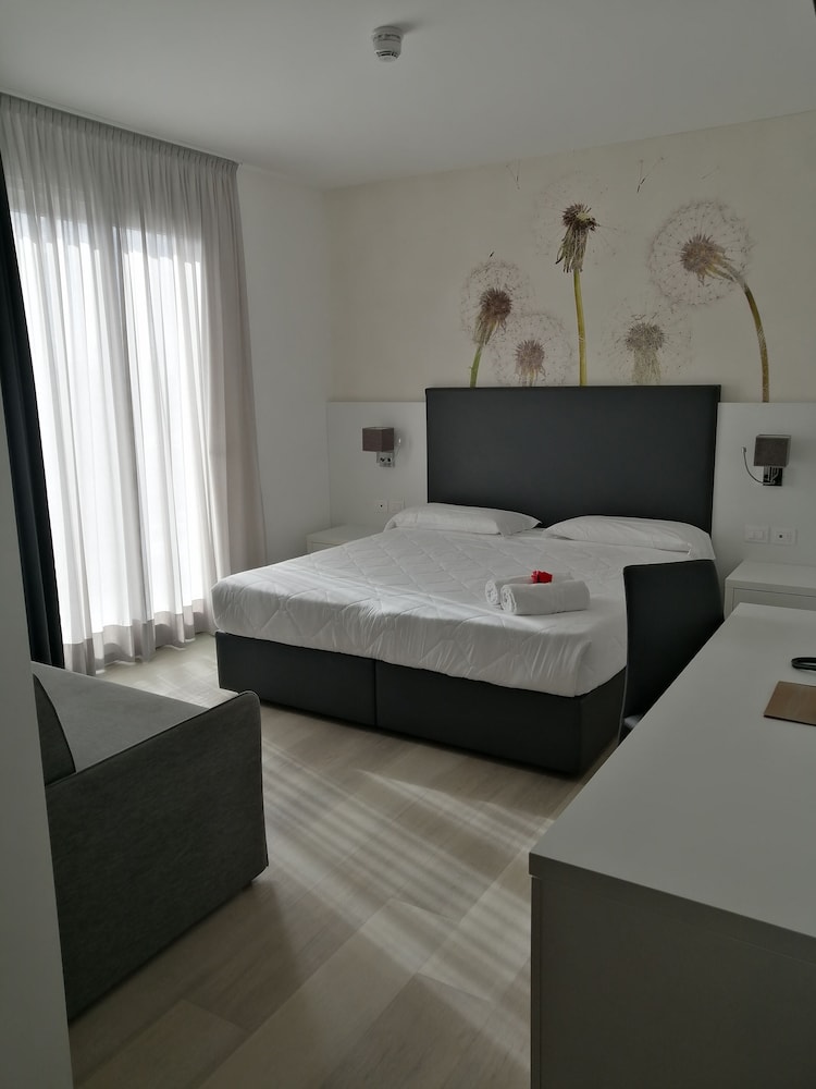 Deluxe Room, Partial Sea View photo 2