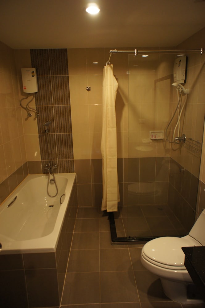Deluxe Room with Bathtub photo 3