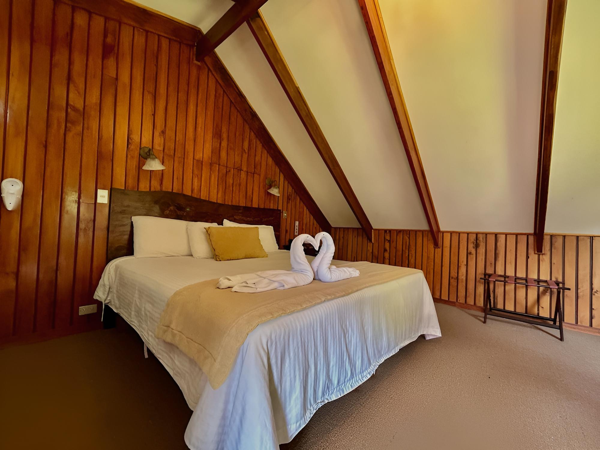 Standard Chalet, 1 King Bed photo 3