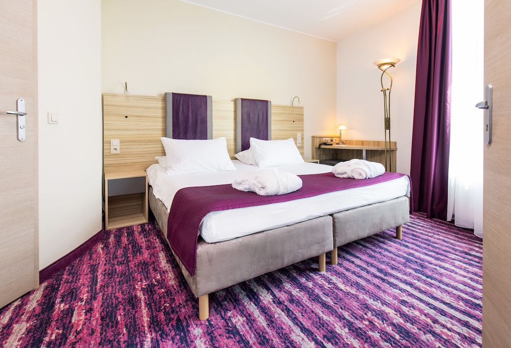 Suite - Photo 1