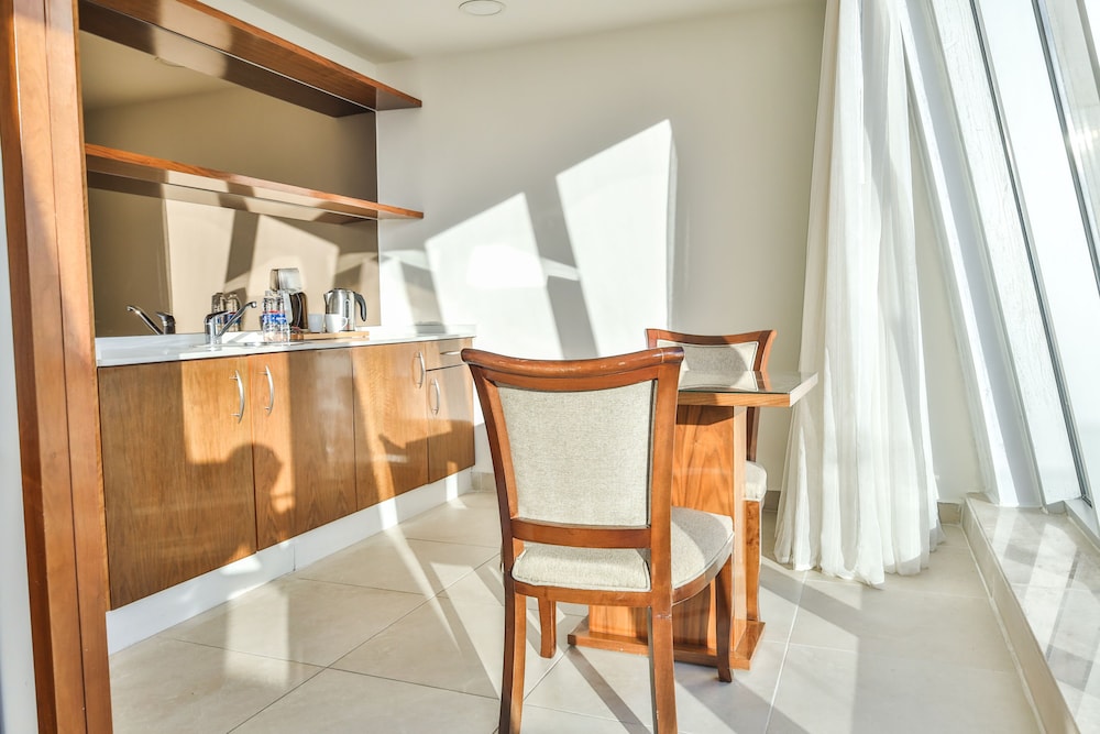 Executive Suite - Photo 3