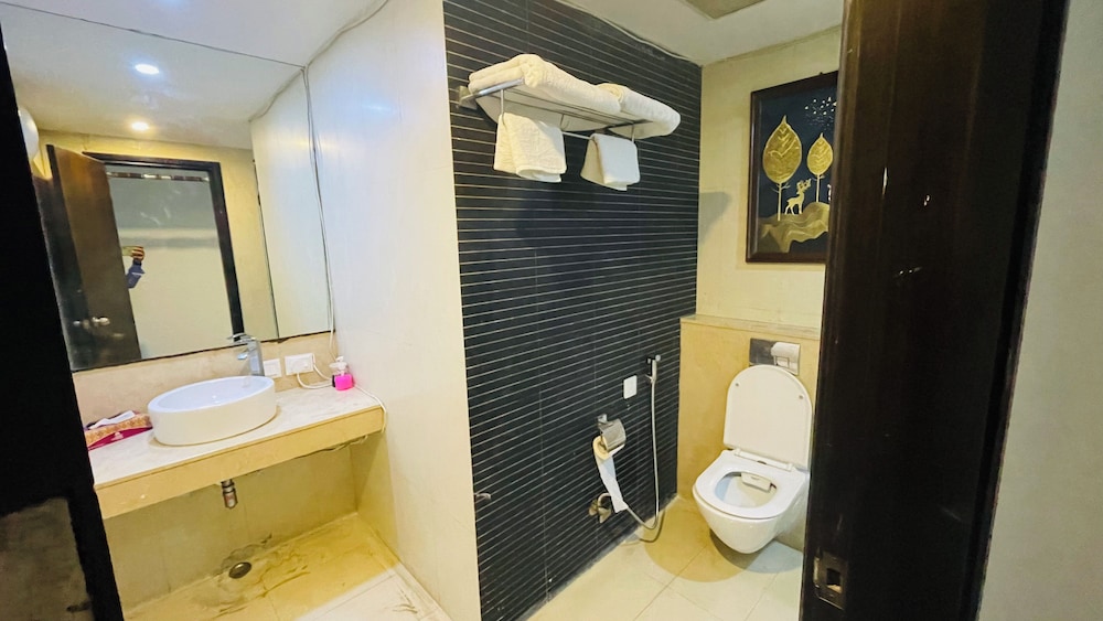 Superior Room with City View - Photo 4