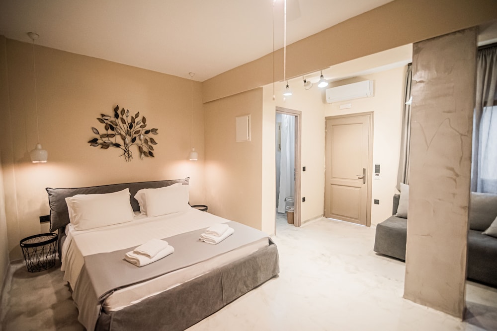 Deluxe Suite (No View) photo 2