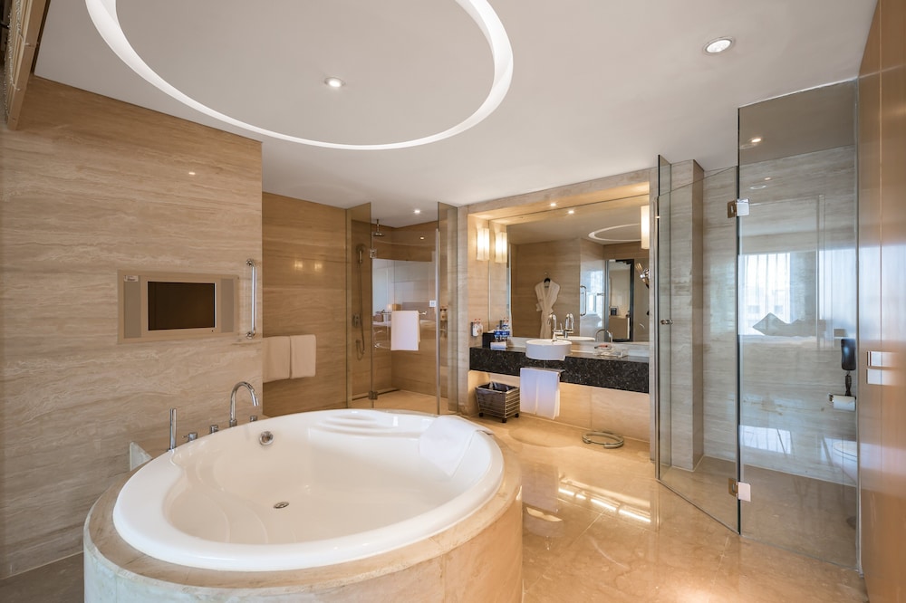 Junior Suite, 1 King Bed, Club Lounge Access - Photo 6