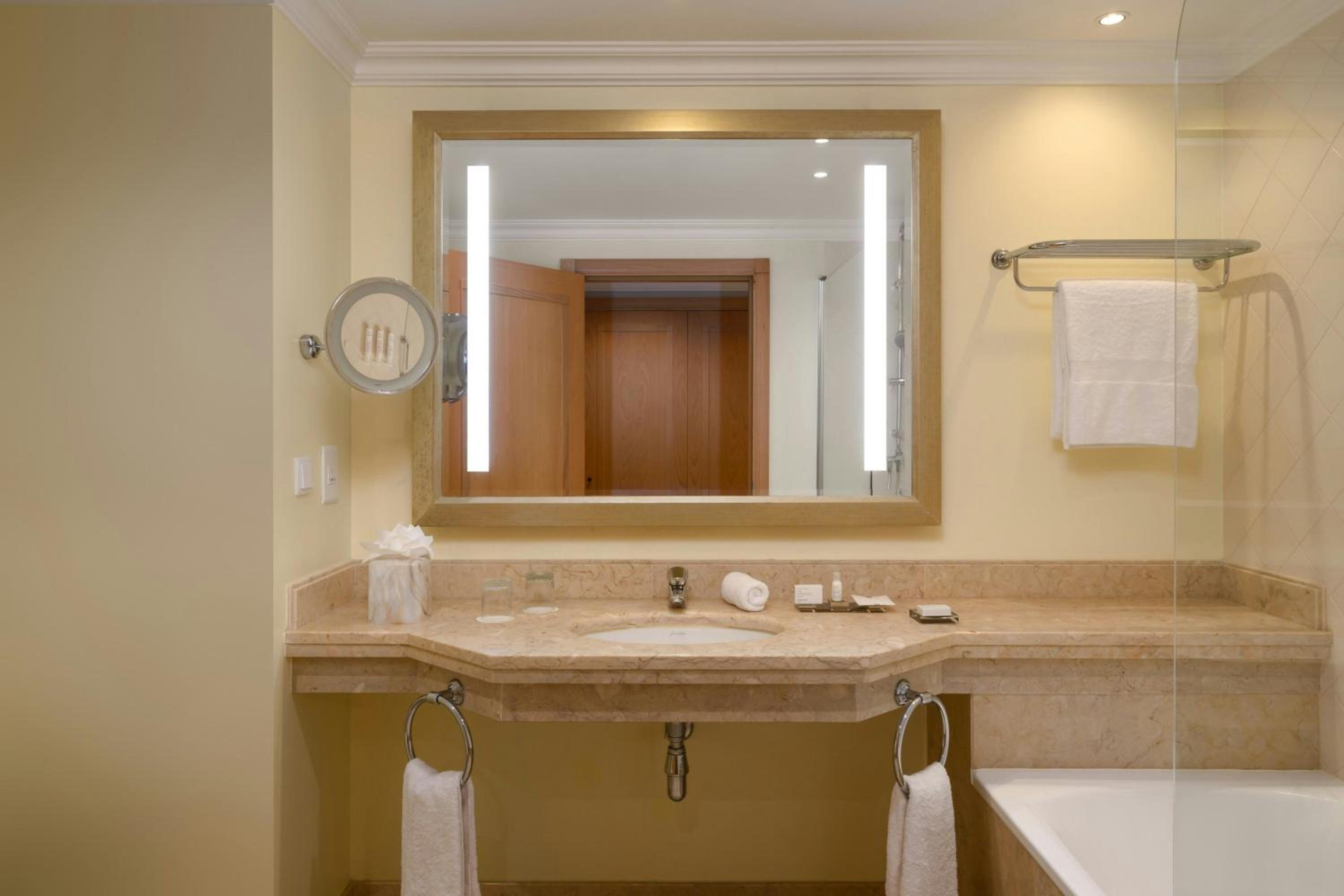 One-Bedroom Junior King Suite with Garden View