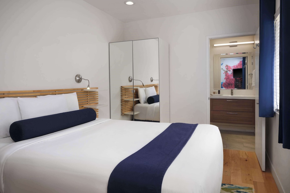 Standard Room, 1 Queen Bed, Non Smoking, Refrigerator & Microwave - Photo 2