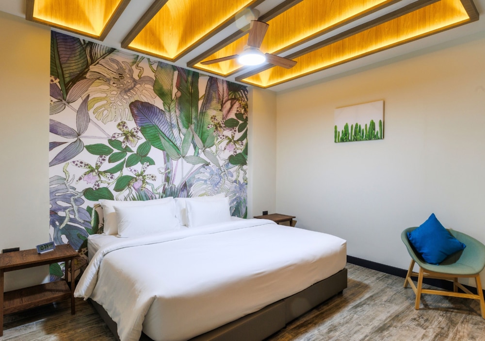 Deluxe Room, 1 King Bed - Photo 1