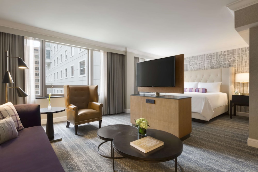Fairmont Gold Executive Suite, 1 King Bed, Lounge Access