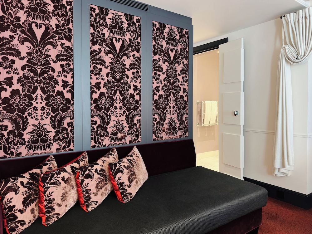 Deluxe Double Room, Multiple Beds photo 2