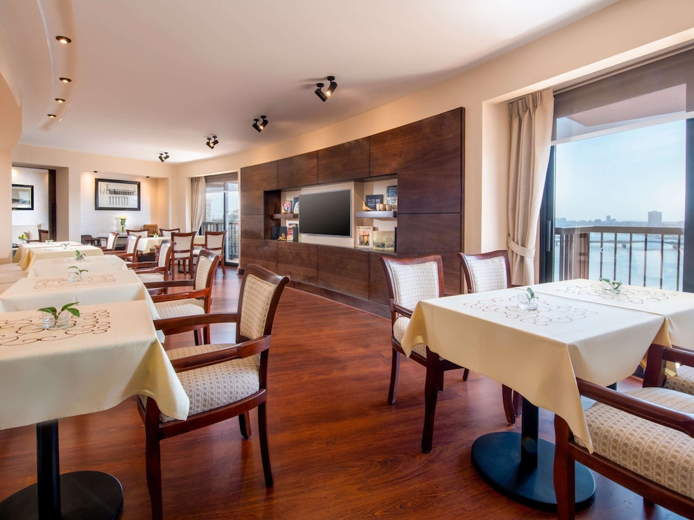 Club Suite, 1 King Bed, Club Lounge Access (Prestige) thumbnail 5