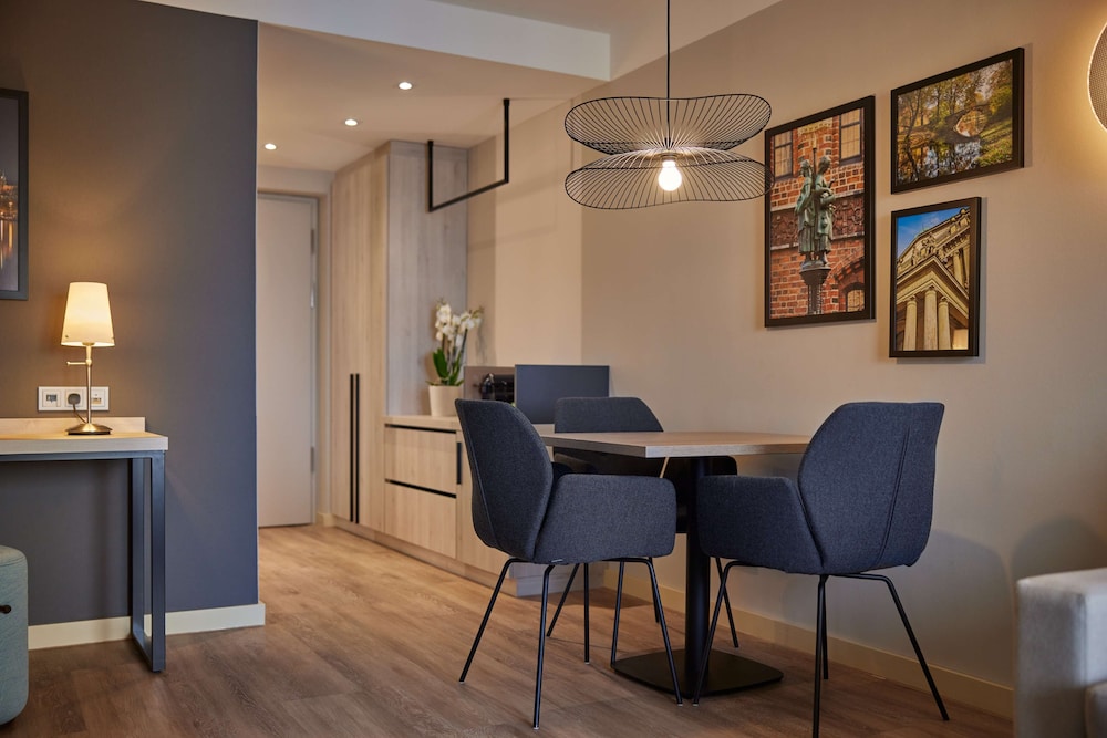 Suite, 1 Bedroom - Photo 8